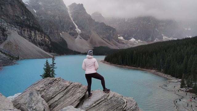 chica en un lago en Canadá